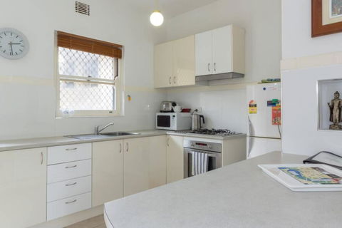 B6 Crawley Apartment 1 BRM & Sleepout Near UWA - Accommodation Broadbeach 3