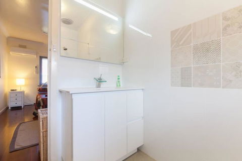 B7 Crawley Apartment 1 BRM & Sleepout Near UWA - Accommodation Broadbeach 0