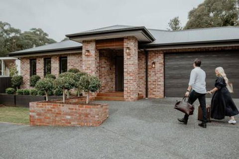 BADGER HOUSE - 4 Bed, 4 Bath, Stunning Entertainer Plus Fire - Accommodation Broadbeach 1