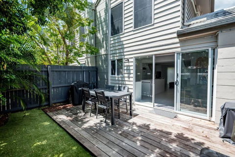 BARBADOS Ultimate Laid-back Holiday - Flat Stroll To River - Accommodation Broadbeach 3