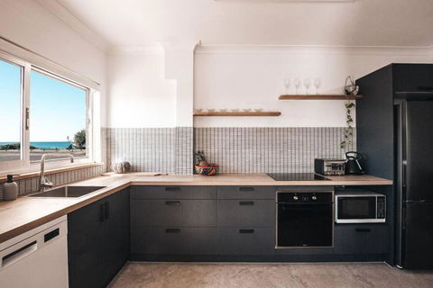BAY PROPERTIES . Ocean Sounds - Accommodation Broadbeach 1