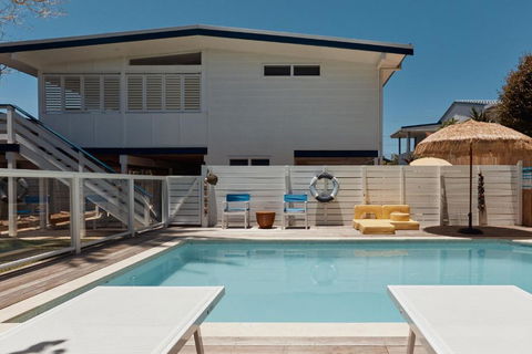 BAY PROPERTIES . The Sailor Shack - Accommodation Broadbeach 0
