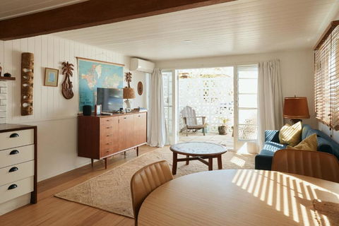 BAY PROPERTIES . The Sailors Bungalow - Accommodation Broadbeach 0