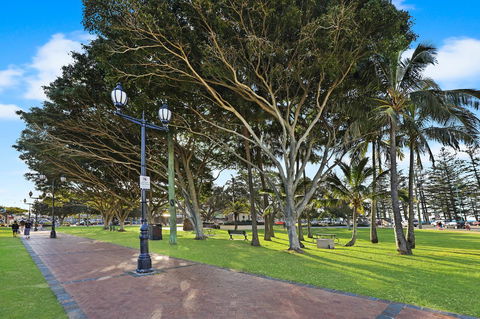 Pacific Regis Beachfront Holiday Apartments - Accommodation Broadbeach 18