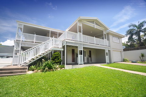 Island Adventure Holiday House - Accommodation Broadbeach 0