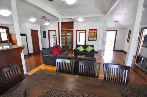 Island Adventure Holiday House - Accommodation Broadbeach 3