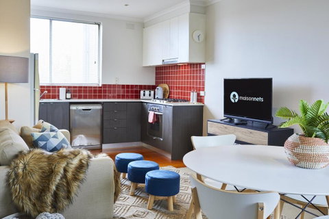 1 Bdrm Top Floor Apt With Sunroom - Accommodation Broadbeach 1