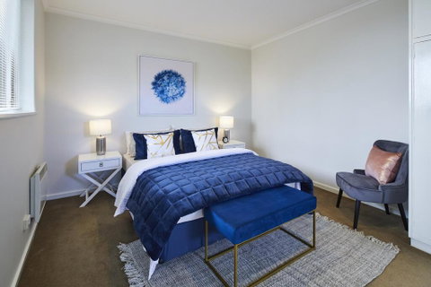 1 Bdrm Top Floor Apt With Sunroom - Accommodation Broadbeach 0
