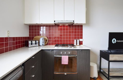 1 Bdrm Top Floor Apt With Sunroom - Accommodation Broadbeach 3
