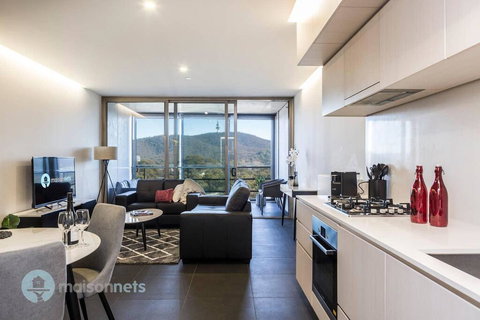 1 Bedroom Apt With Parking Walk To ANU - Accommodation Broadbeach 1
