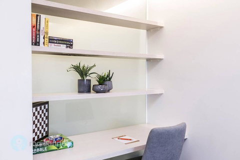 1 Bedroom Apt With Parking Walk To ANU - Accommodation Broadbeach 3