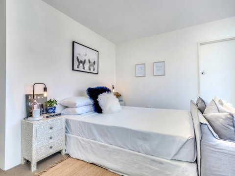 10 Barncleuth Square - Accommodation Broadbeach 3