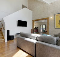2 Marma Retreat with jacuzzi heated pool pet friendly Foxtel - Accommodation Broadbeach