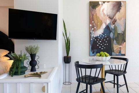 CASA PAPAYA Adults Only Apartment - Accommodation Broadbeach 2