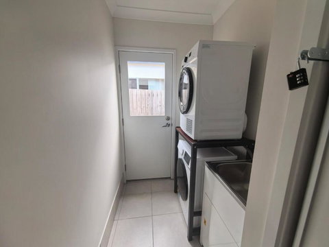 Coomera Comfort Lodge Near Theme Park & Westfield - Accommodation Broadbeach 4