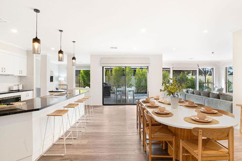 Crimson Ridge - Wines, Vines And Dine - Accommodation Broadbeach 3