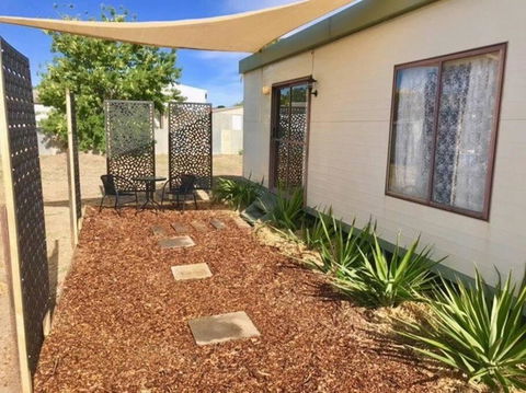 Cute Private Studio Flat With AIRCON! - Accommodation Broadbeach 2