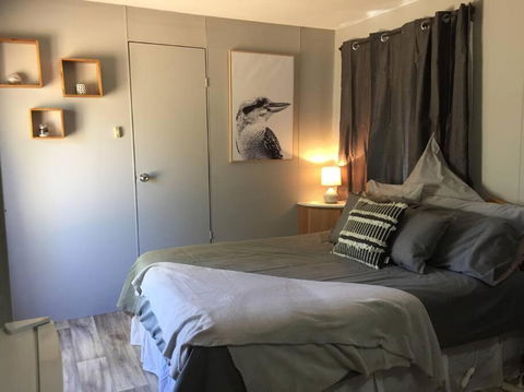 Cute Private Studio Flat With AIRCON! - Accommodation Broadbeach 3