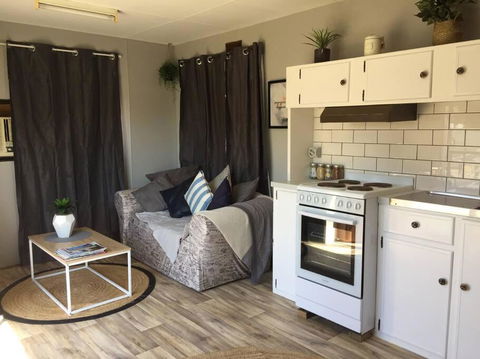Cute Private Studio Flat With AIRCON! - Accommodation Broadbeach 4