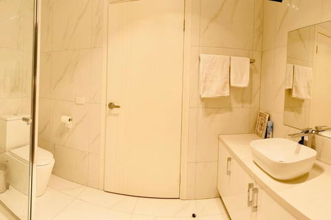 D121 Fabulous Marsh Stay - Accommodation Broadbeach 2