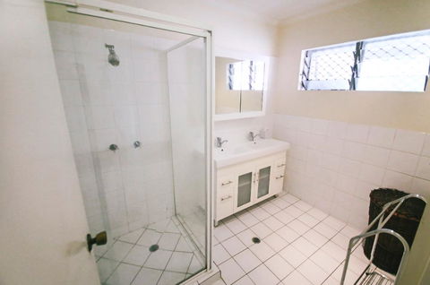 3 Bedroom Apartment // Spence St - Accommodation Broadbeach 2