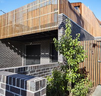 3-Bed House With Rooftop and Parking Near Yarra Park - Accommodation Broadbeach