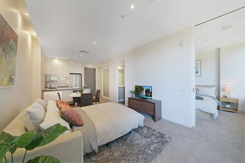 A Comfy & Central 2BR Apt Near Flinders Station - Accommodation Broadbeach 2