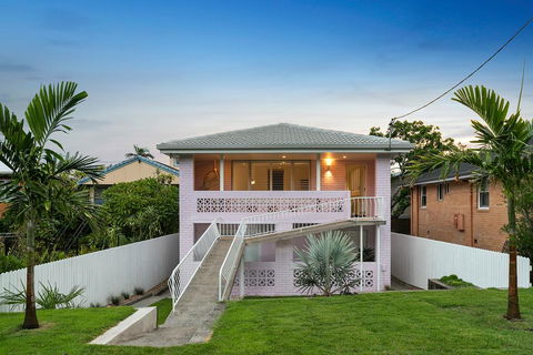 A PERFECT STAY - Sunset Beach - Surfside - Accommodation Broadbeach 1