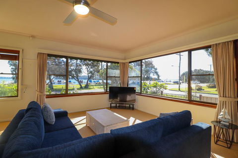 A Reflection On The Lake - Accommodation Broadbeach 3