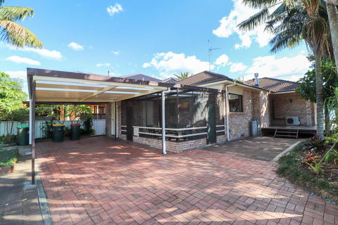 A Reflection On The Lake - Accommodation Broadbeach 1
