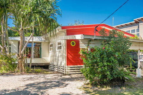A SWEET ESCAPE - Beachcombers Cottage Beachfront - Accommodation Broadbeach 0
