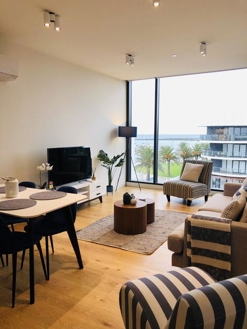 Absolute Waterfront Apt 319 Lighthouse - Accommodation Broadbeach 3