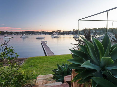 Absolute Waterfront Lakehouse Fishing Point Waterfront Pool Jetty - Accommodation Broadbeach 2