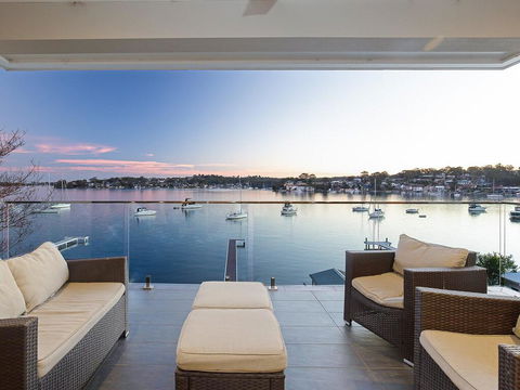 Absolute Waterfront Lakehouse Fishing Point Waterfront Pool Jetty - Accommodation Broadbeach 1