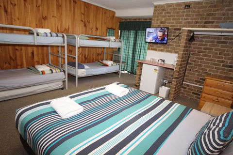 Acacia Snowy Motel - Accommodation Broadbeach 3