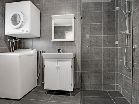 Adelaide Holiday Homes - Accommodation Broadbeach 3