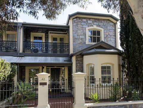 Adelaide Mackinnon - Accommodation Broadbeach 1