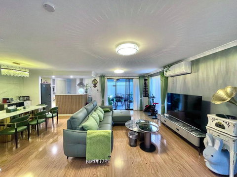 Equitice Spring Moonlight Villa - Accommodation Broadbeach 0