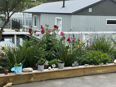 Elegant And Scenic Floating Boat House - Accommodation Broadbeach 2