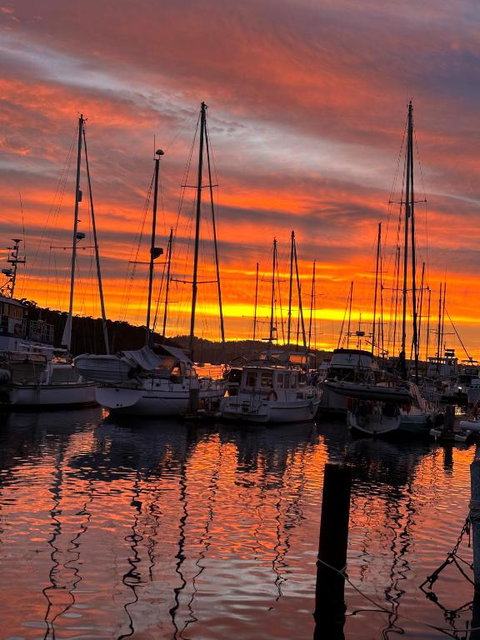 Elegant And Scenic Floating Boat House - Accommodation Broadbeach 1