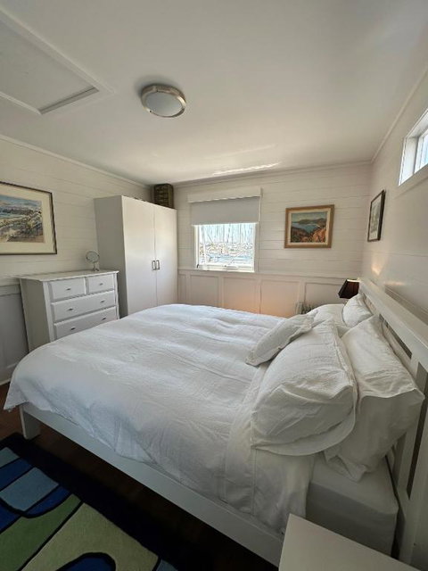 Elegant And Scenic Floating Boat House - Accommodation Broadbeach 3