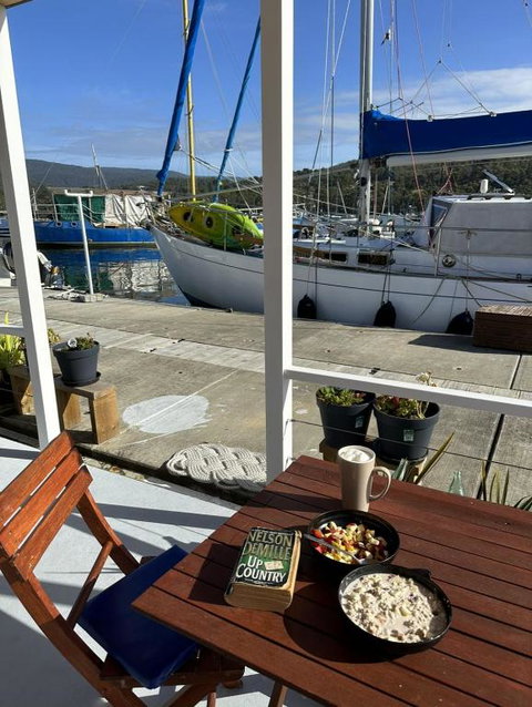 Elegant And Scenic Floating Boat House - Accommodation Broadbeach 4
