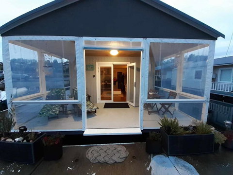 Elegant And Scenic Floating Boat House - Accommodation Broadbeach 0