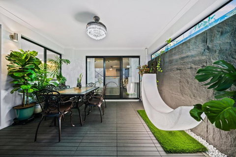 Equitice Winter Moonlight Villa - Accommodation Broadbeach 3