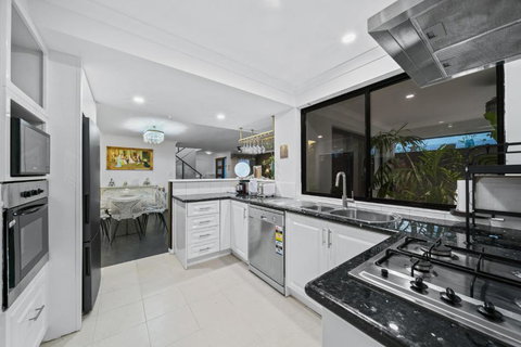 Equitice Winter Moonlight Villa - Accommodation Broadbeach 2