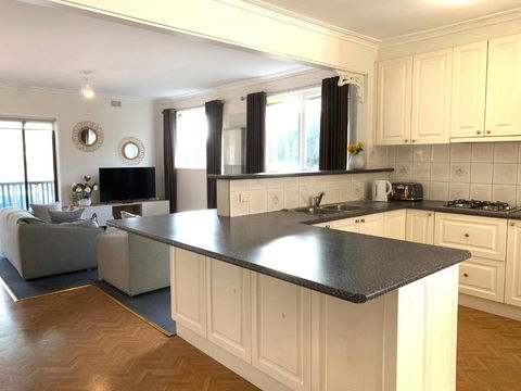 Family Home In Prime Location Melbourne - Accommodation Broadbeach 4