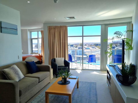 Glam Apartment 21 - Accommodation Broadbeach 2