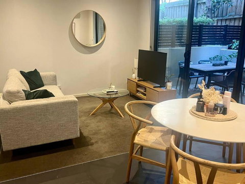 Glen Iris Gem - Modern Apartment With Car Park - Accommodation Broadbeach 3