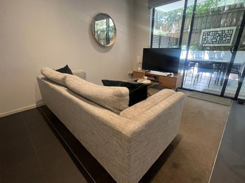 Glen Iris Gem - Modern Apartment With Car Park - Accommodation Broadbeach 2