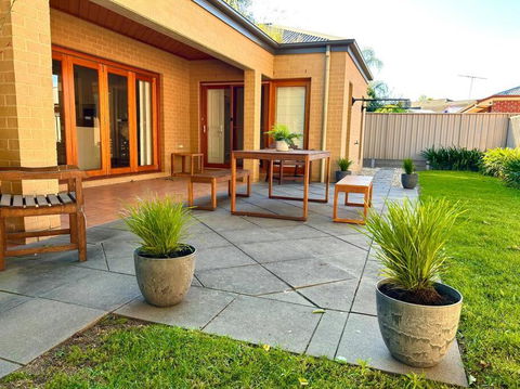 Grand Retreat In Peaceful Street - Accommodation Broadbeach 1